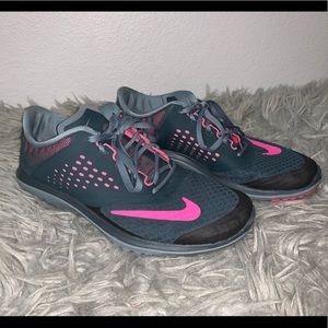 Nike gray and pink tennis shoes
